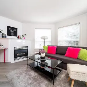 The Neon Palace - Kingbed - Fireplace - Netflix - Ug Park Апарт-отель Эдмонтон