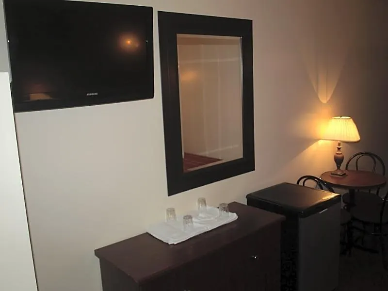Econo Lodge Montréal Hotel